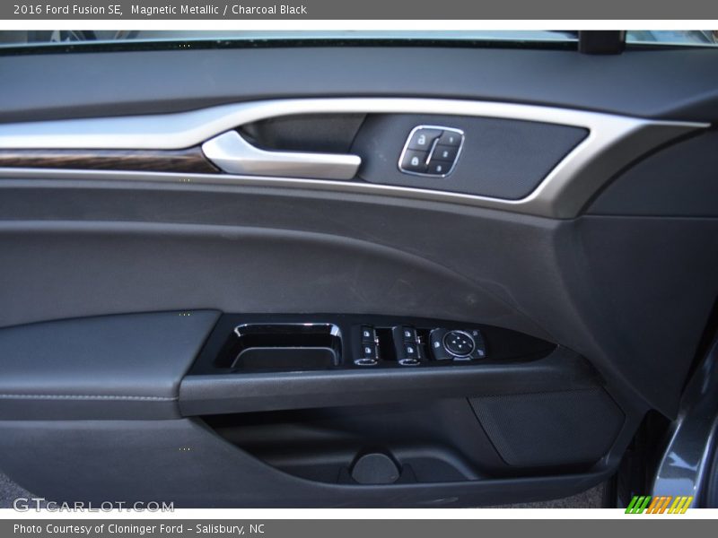 Magnetic Metallic / Charcoal Black 2016 Ford Fusion SE