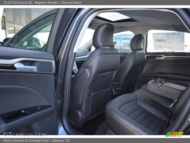 Magnetic Metallic / Charcoal Black 2016 Ford Fusion SE
