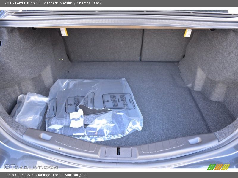 Magnetic Metallic / Charcoal Black 2016 Ford Fusion SE