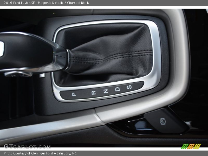 Magnetic Metallic / Charcoal Black 2016 Ford Fusion SE
