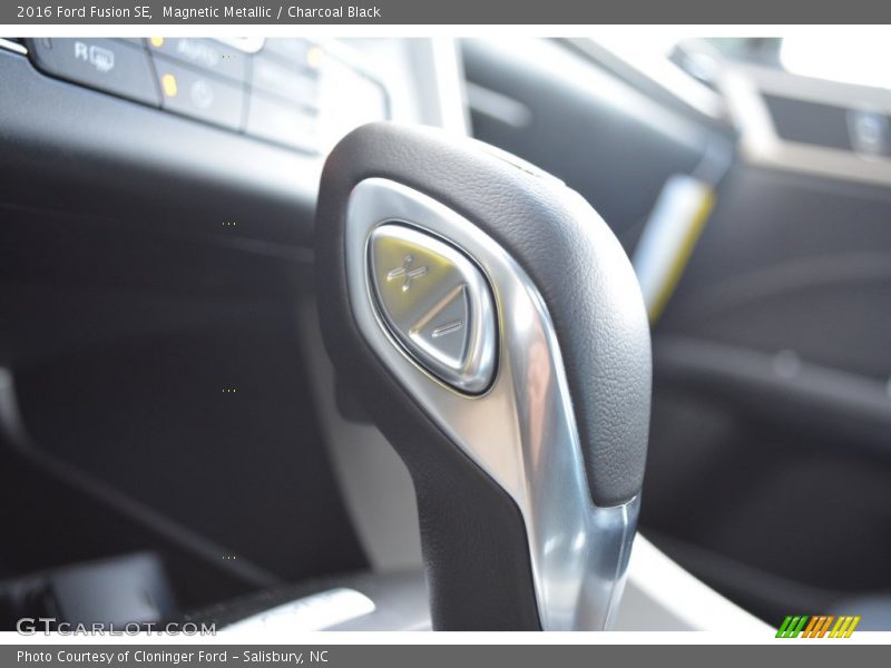 Magnetic Metallic / Charcoal Black 2016 Ford Fusion SE