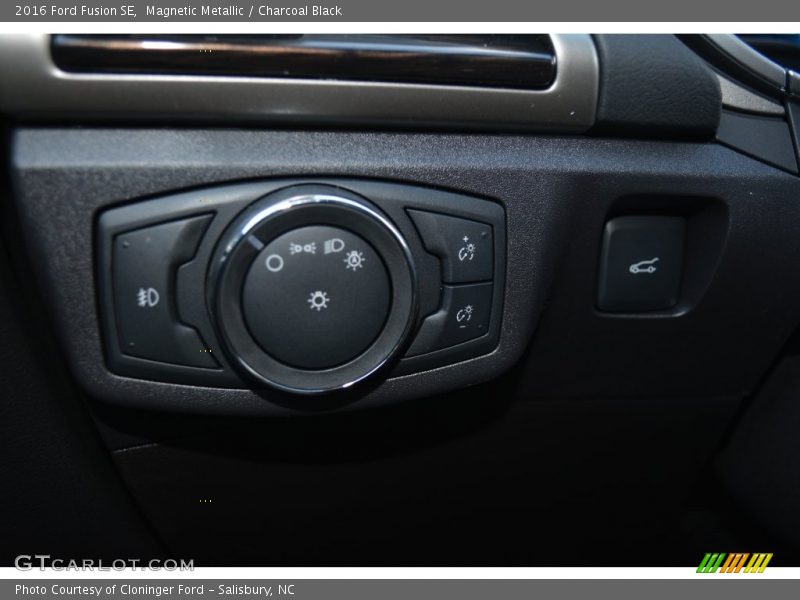 Magnetic Metallic / Charcoal Black 2016 Ford Fusion SE
