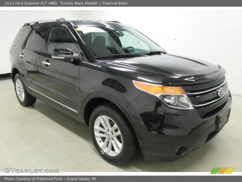 Tuxedo Black Metallic / Charcoal Black 2011 Ford Explorer XLT 4WD