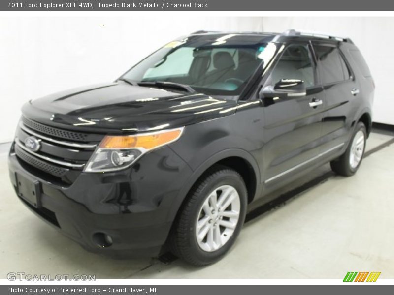 Tuxedo Black Metallic / Charcoal Black 2011 Ford Explorer XLT 4WD