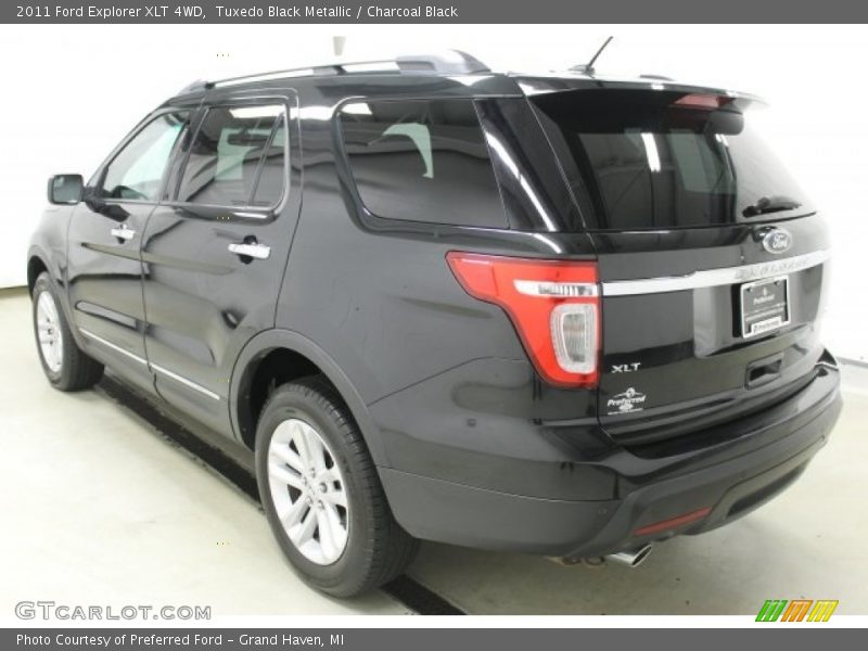 Tuxedo Black Metallic / Charcoal Black 2011 Ford Explorer XLT 4WD