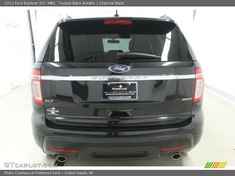 Tuxedo Black Metallic / Charcoal Black 2011 Ford Explorer XLT 4WD