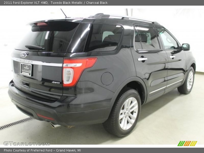 Tuxedo Black Metallic / Charcoal Black 2011 Ford Explorer XLT 4WD