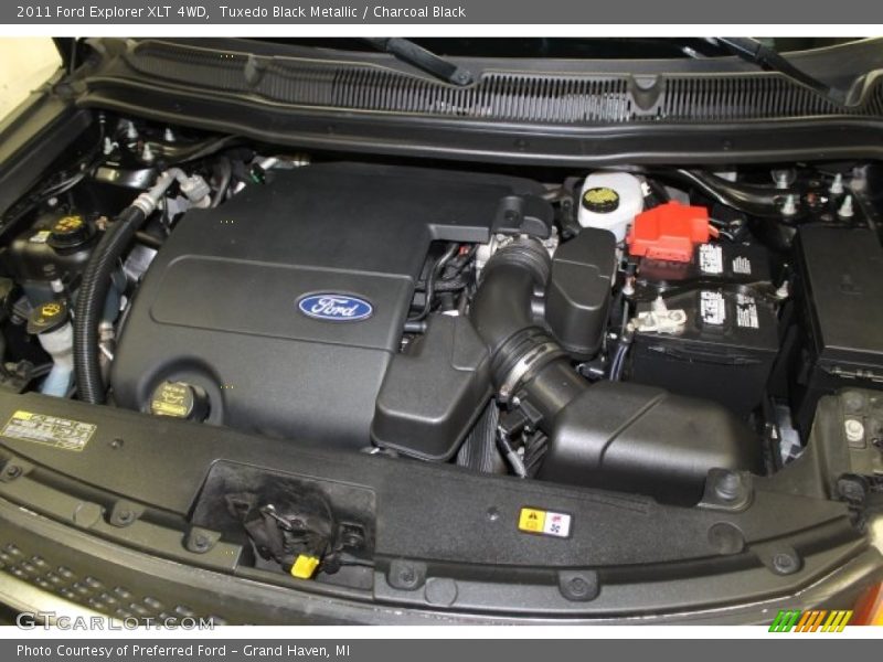 Tuxedo Black Metallic / Charcoal Black 2011 Ford Explorer XLT 4WD