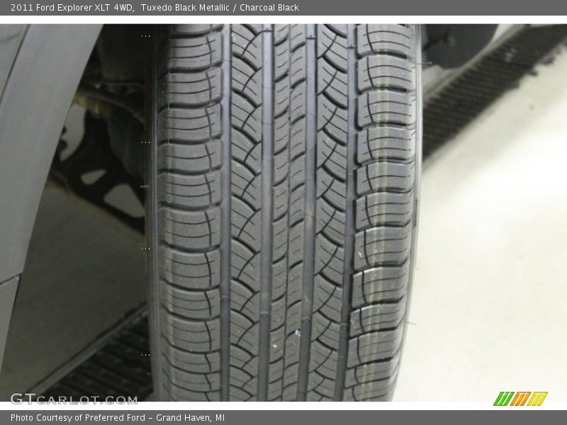 Tuxedo Black Metallic / Charcoal Black 2011 Ford Explorer XLT 4WD