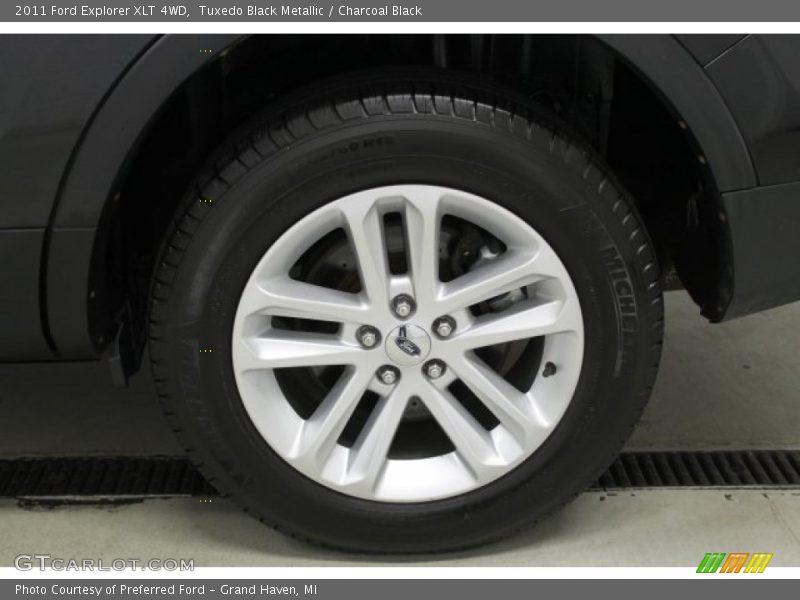 Tuxedo Black Metallic / Charcoal Black 2011 Ford Explorer XLT 4WD