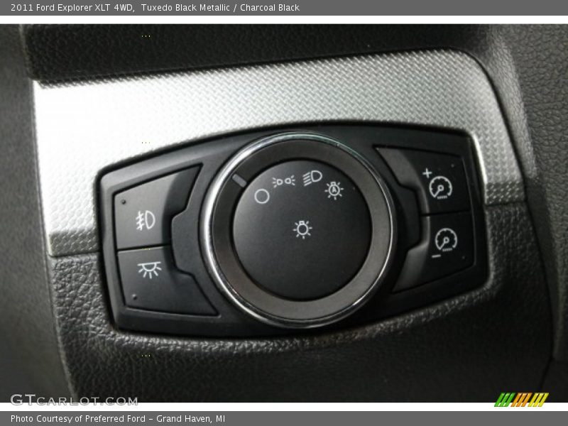 Tuxedo Black Metallic / Charcoal Black 2011 Ford Explorer XLT 4WD