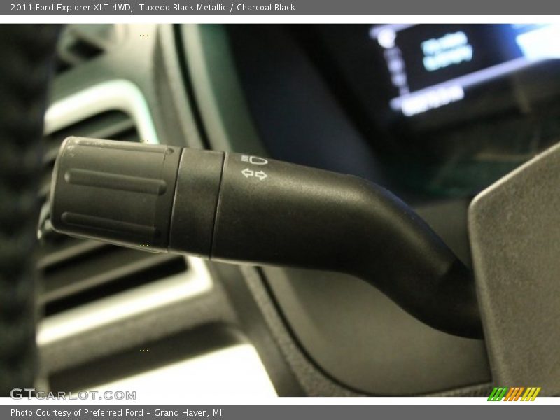 Tuxedo Black Metallic / Charcoal Black 2011 Ford Explorer XLT 4WD