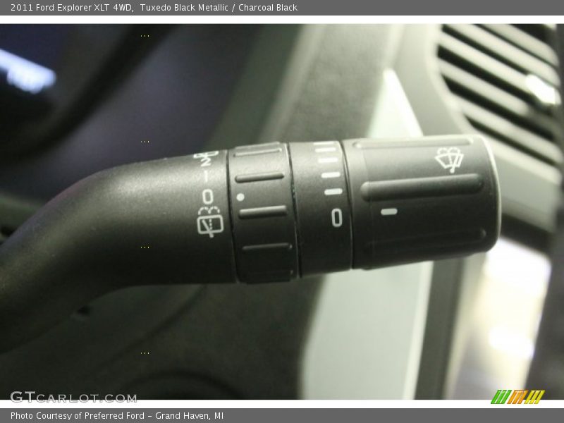 Tuxedo Black Metallic / Charcoal Black 2011 Ford Explorer XLT 4WD