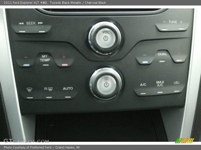 Tuxedo Black Metallic / Charcoal Black 2011 Ford Explorer XLT 4WD