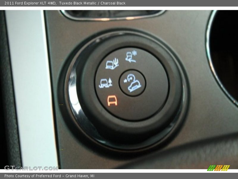 Tuxedo Black Metallic / Charcoal Black 2011 Ford Explorer XLT 4WD