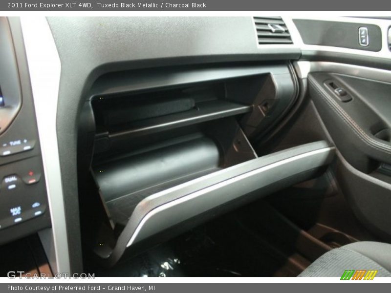 Tuxedo Black Metallic / Charcoal Black 2011 Ford Explorer XLT 4WD