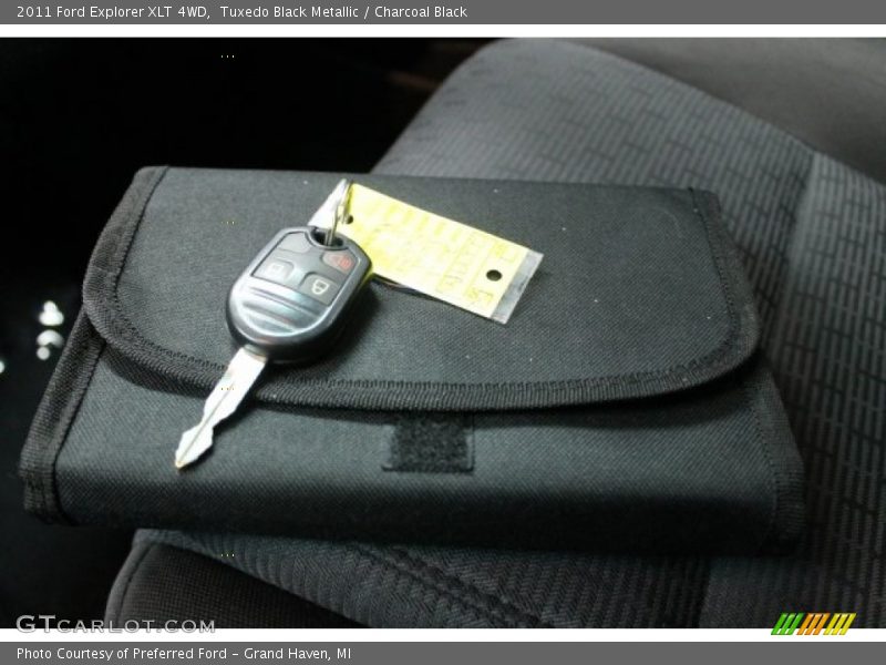 Tuxedo Black Metallic / Charcoal Black 2011 Ford Explorer XLT 4WD