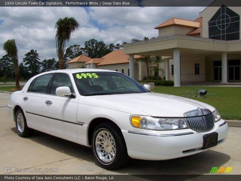 1999 Lincoln Town Car Signature in Performance White Photo No. 10914491