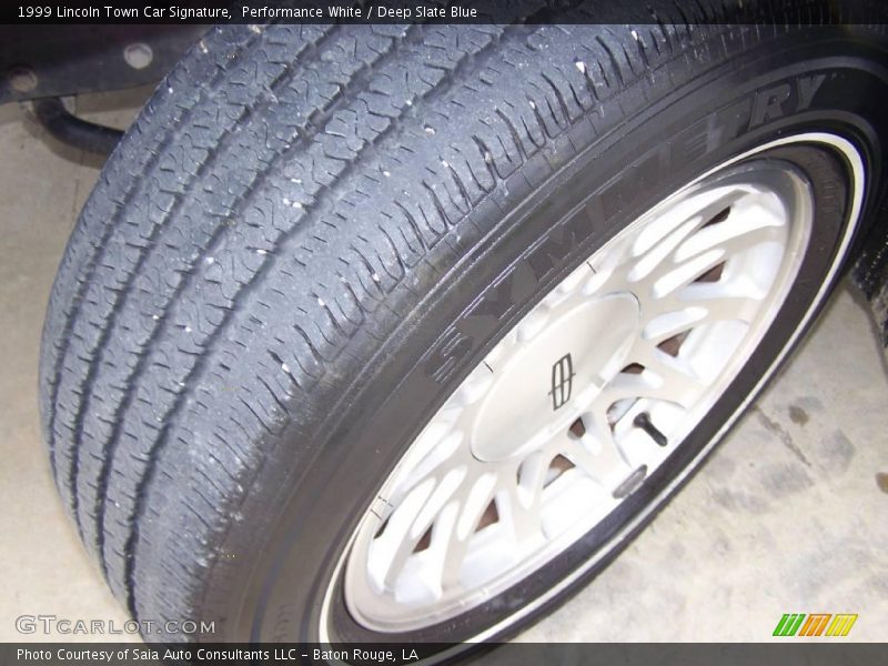 Performance White / Deep Slate Blue 1999 Lincoln Town Car Signature