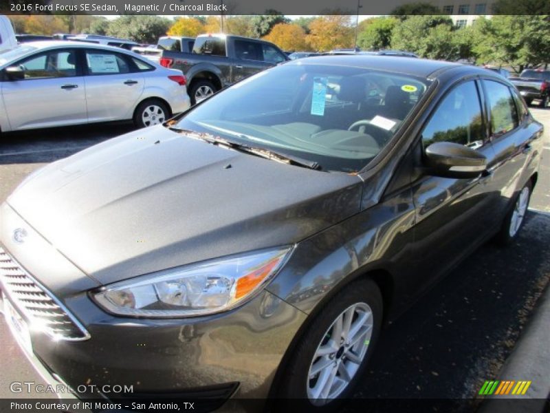 Magnetic / Charcoal Black 2016 Ford Focus SE Sedan