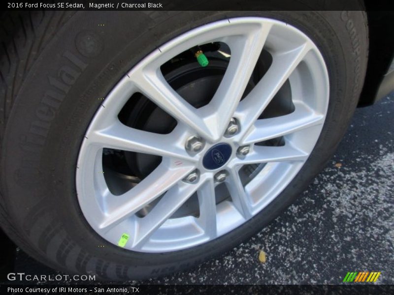 Magnetic / Charcoal Black 2016 Ford Focus SE Sedan