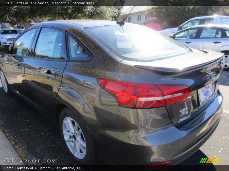Magnetic / Charcoal Black 2016 Ford Focus SE Sedan