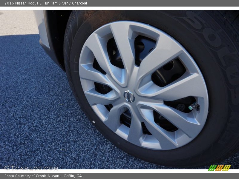Brilliant Silver / Charcoal 2016 Nissan Rogue S