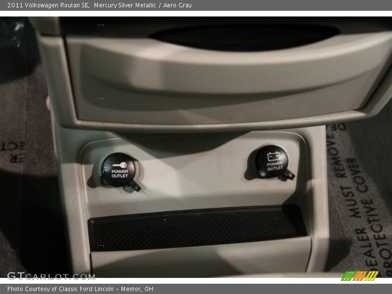 Mercury Silver Metallic / Aero Gray 2011 Volkswagen Routan SE