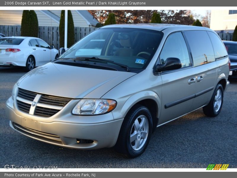 Front 3/4 View of 2006 Caravan SXT