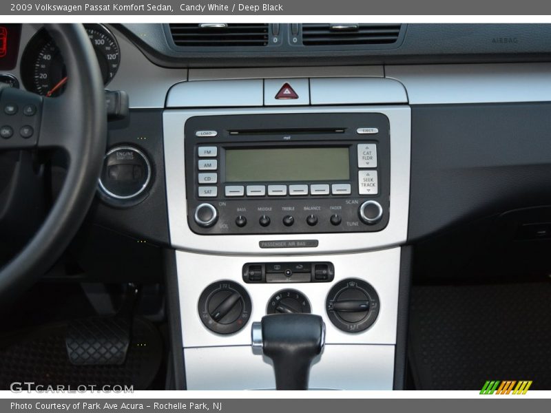 Candy White / Deep Black 2009 Volkswagen Passat Komfort Sedan