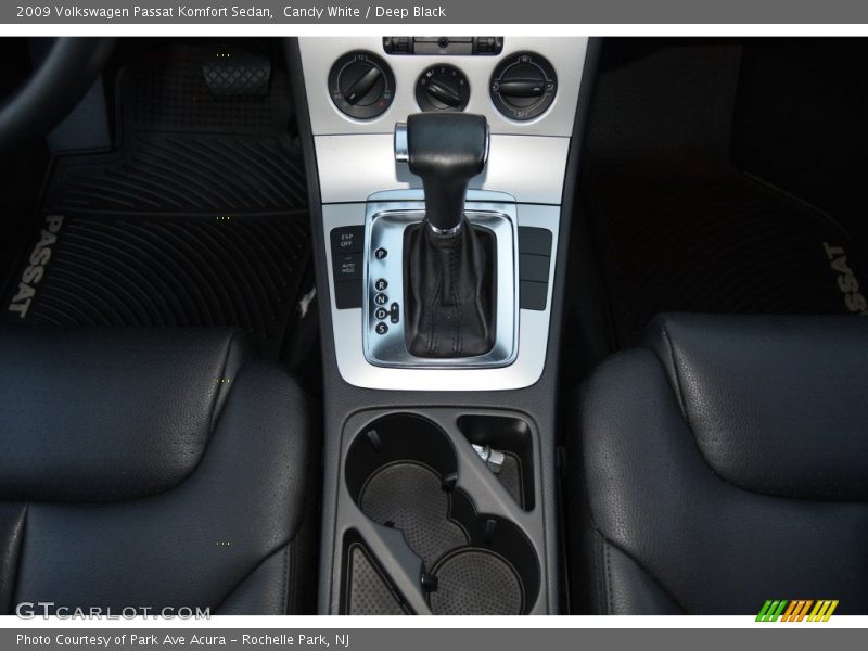 Candy White / Deep Black 2009 Volkswagen Passat Komfort Sedan