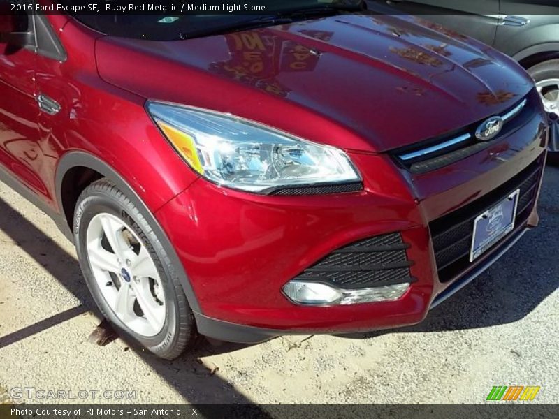 Ruby Red Metallic / Medium Light Stone 2016 Ford Escape SE