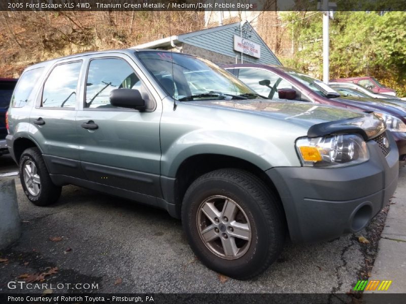 Front 3/4 View of 2005 Escape XLS 4WD