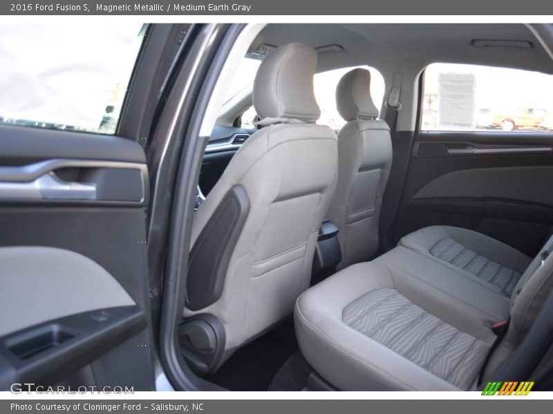 Magnetic Metallic / Medium Earth Gray 2016 Ford Fusion S