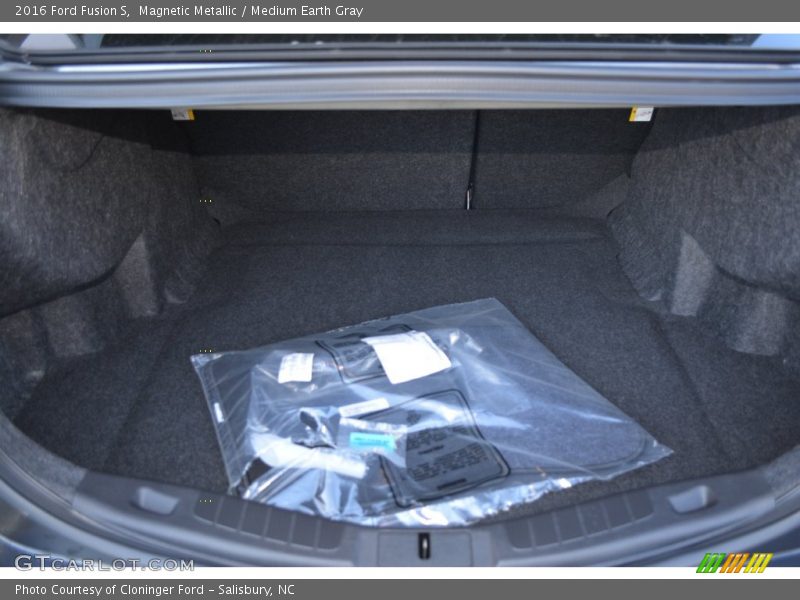 Magnetic Metallic / Medium Earth Gray 2016 Ford Fusion S