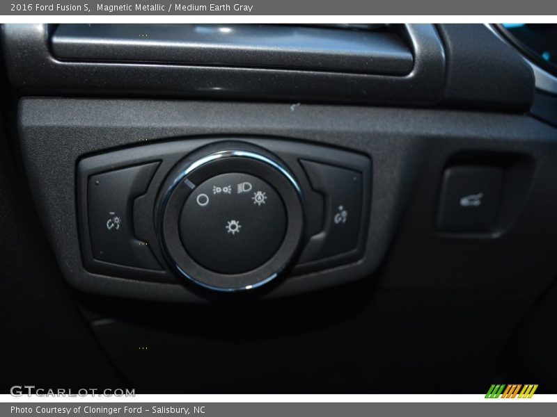 Magnetic Metallic / Medium Earth Gray 2016 Ford Fusion S
