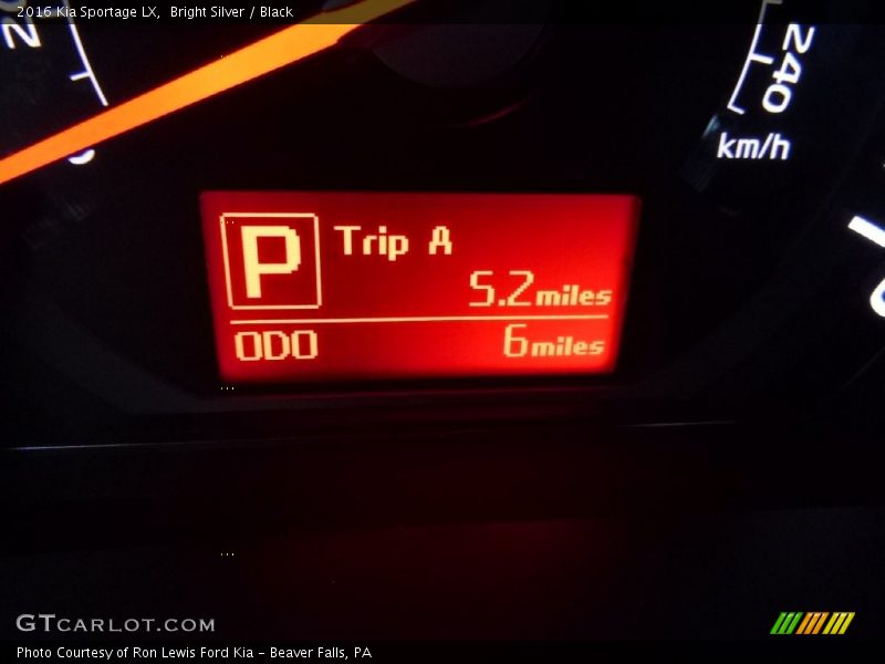 Bright Silver / Black 2016 Kia Sportage LX