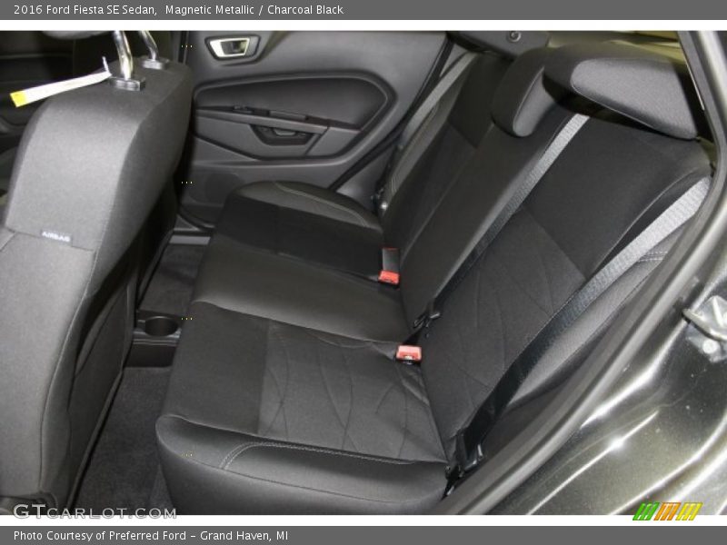 Magnetic Metallic / Charcoal Black 2016 Ford Fiesta SE Sedan