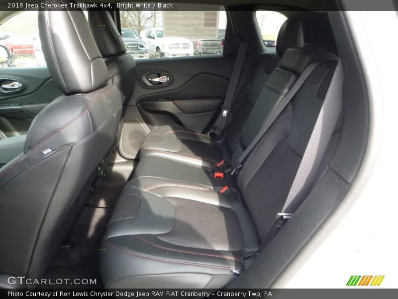 Bright White / Black 2016 Jeep Cherokee Trailhawk 4x4
