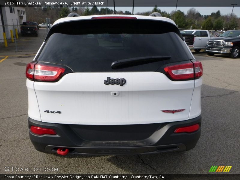 Bright White / Black 2016 Jeep Cherokee Trailhawk 4x4