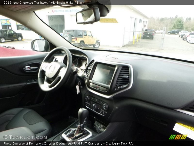 Bright White / Black 2016 Jeep Cherokee Trailhawk 4x4