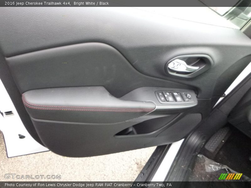 Bright White / Black 2016 Jeep Cherokee Trailhawk 4x4