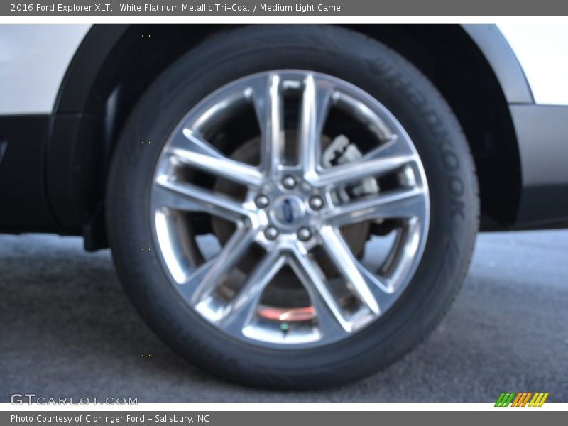 White Platinum Metallic Tri-Coat / Medium Light Camel 2016 Ford Explorer XLT
