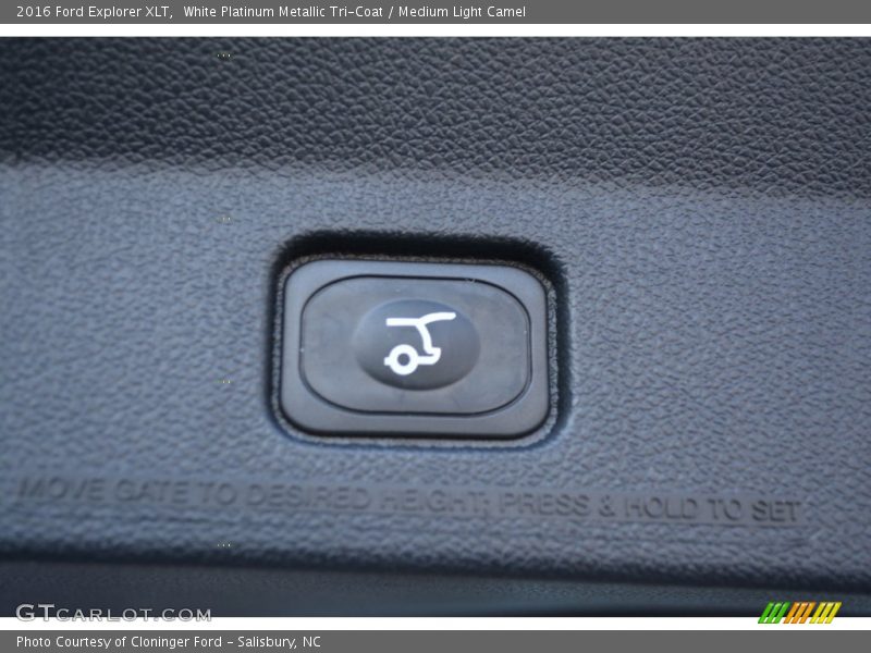 White Platinum Metallic Tri-Coat / Medium Light Camel 2016 Ford Explorer XLT