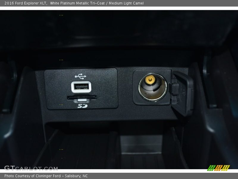 White Platinum Metallic Tri-Coat / Medium Light Camel 2016 Ford Explorer XLT