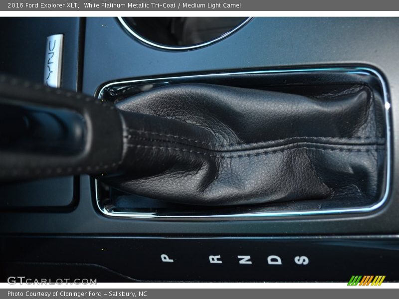 White Platinum Metallic Tri-Coat / Medium Light Camel 2016 Ford Explorer XLT