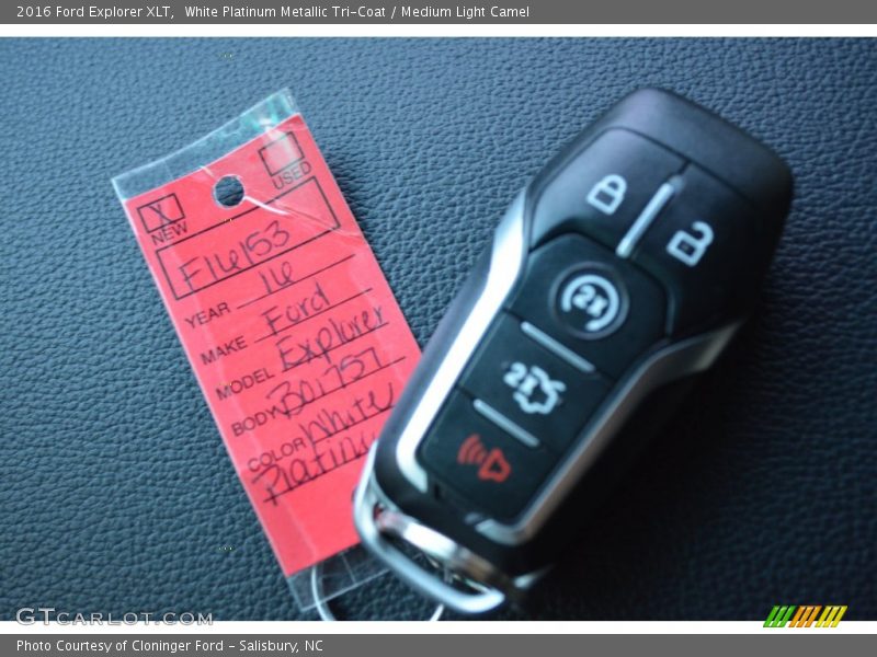 White Platinum Metallic Tri-Coat / Medium Light Camel 2016 Ford Explorer XLT