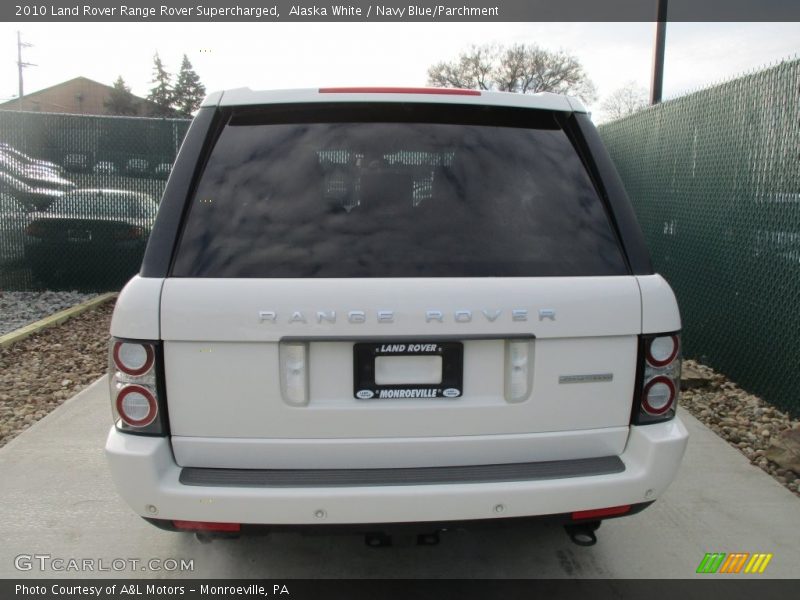 Alaska White / Navy Blue/Parchment 2010 Land Rover Range Rover Supercharged