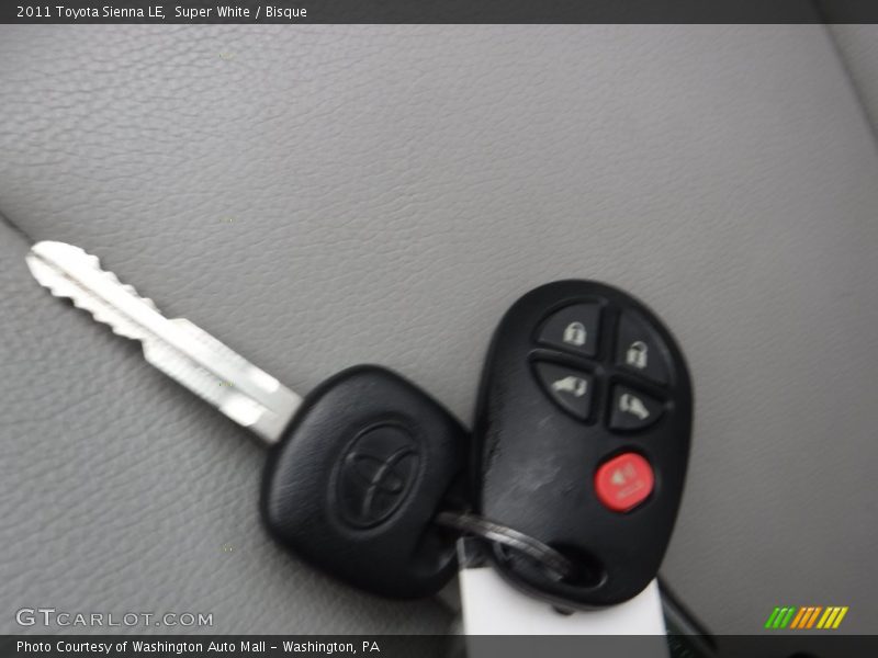 Super White / Bisque 2011 Toyota Sienna LE