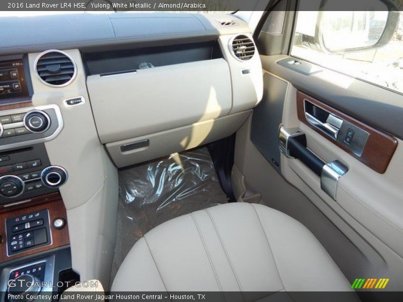 Yulong White Metallic / Almond/Arabica 2016 Land Rover LR4 HSE